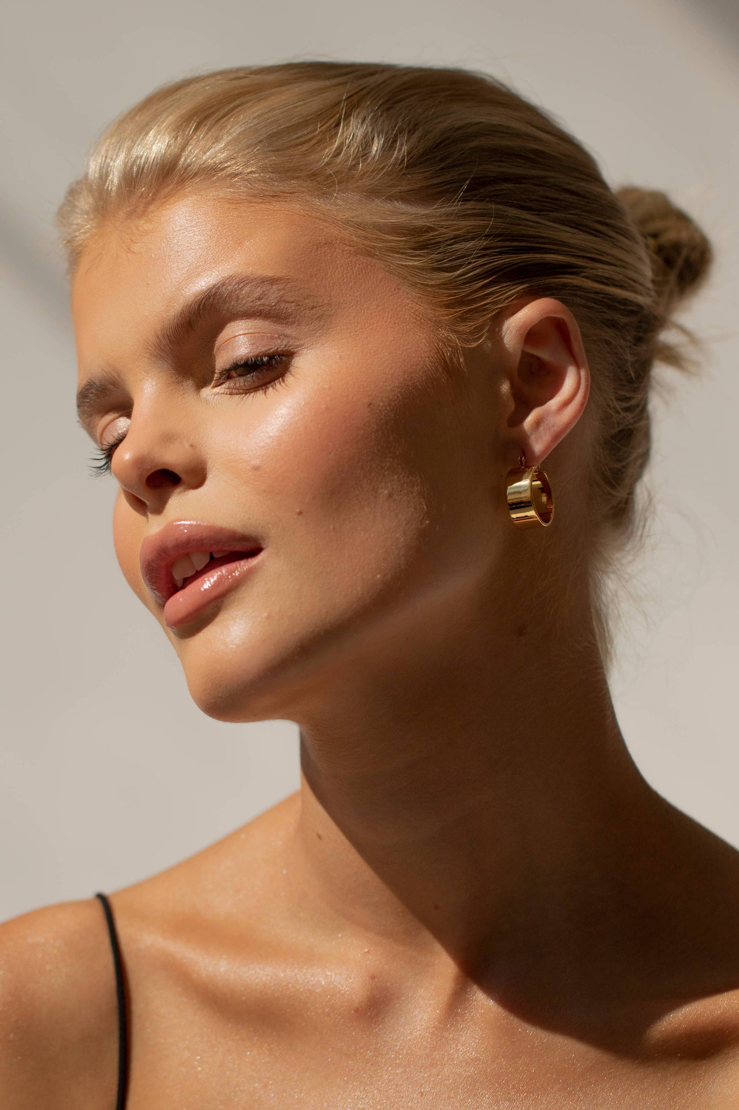 Gold Everyday Hoop Earrings - Charlotta